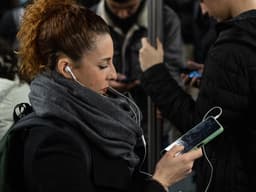 Passageiros do metrô de Barcelona concentram-se em seus celulares.; Legenda da imagem. Reprodução: El País