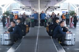 Passageiros aguardam em terminal enquanto centenas de voos são cancelados nos EUA por paralisação governamental. Legenda da imagem. Reprodução: Retorno do item 11