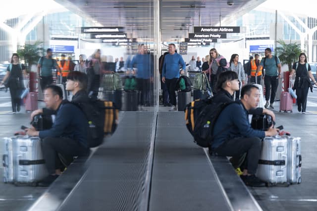 Passageiros aguardam em terminal enquanto centenas de voos são cancelados nos EUA por paralisação governamental. Legenda da imagem. Reprodução: Retorno do item 11