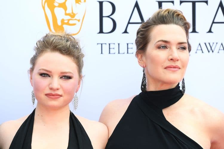 Mia Threapleton, filha de Kate Winslet, opta por não ter redes sociais, influenciada pela mãe. Reprodução: Business Insider
