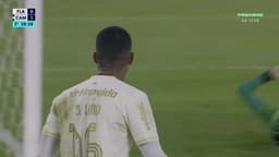 Samuel Lino se destaca em sua estreia pelo Flamengo, mostrando habilidade e potencial em campo. Reprodução: Globo