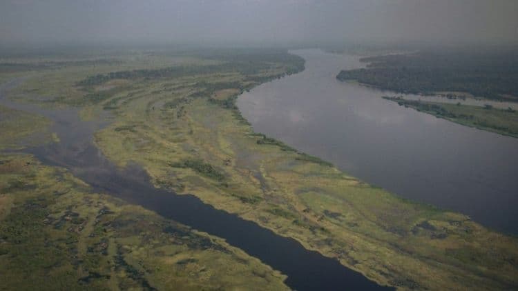 Incêndio em embarcação na RDC deixa 33 mortos, segundo autoridades locais.; Reprodução: AFP