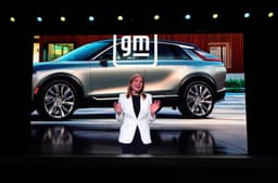 Mary Barra, CEO da GM, anuncia parceria para fornecer energia a centros de dados de IA. Reprodução: Business Insider