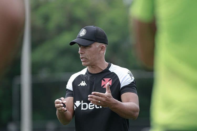 Nova comissão técnica busca reinventar a equipe para a próxima temporada. Reprodução: Diogo Dantas
