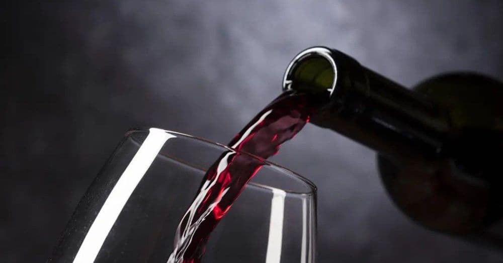 Análise de custos para levar vinho de casa a restaurantes frente a tarifas de rolha. Reprodução: Veja