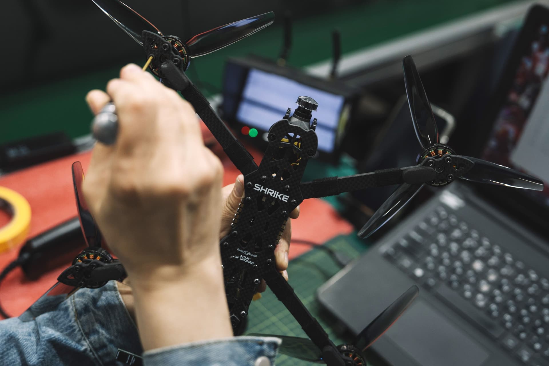 Lituânia inicia programa para ensinar crianças a construir e operar drones diante da ameaça russa. Legenda da imagem. Reprodução: Globo