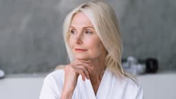 Dra. Paula Fabero explica como adaptar a rotina de limpeza facial para peles a partir dos 50 anos. Reprodução: El País