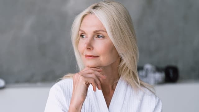 Dra. Paula Fabero explica como adaptar a rotina de limpeza facial para peles a partir dos 50 anos. Reprodução: El País