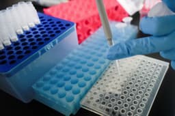 Pesquisador realiza testes no Centro de Inovação Avançada de Genômica da Universidade de Pequim, na China. Legenda da imagem. Reprodução: Retorno do item 11