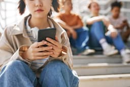 Adolescentes com smartphones sob foco de nova lei australiana que proíbe redes sociais para menores de 16 anos.. Reprodução: G1