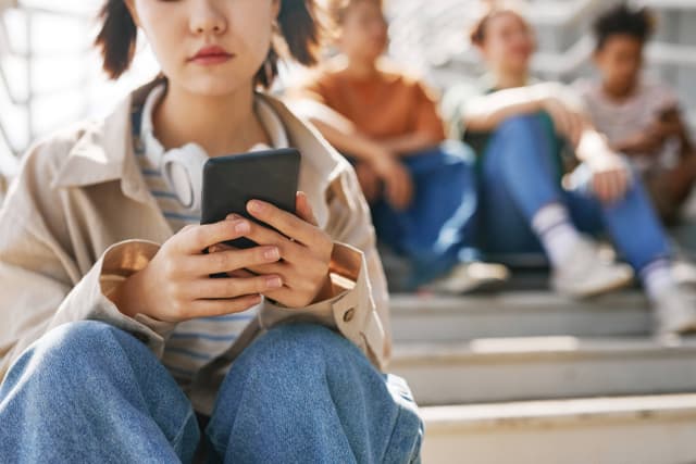 Adolescentes com smartphones sob foco de nova lei australiana que proíbe redes sociais para menores de 16 anos.. Reprodução: G1