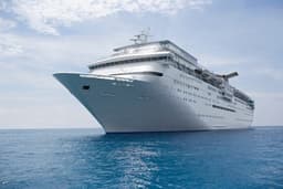 Dois passageiros foram resgatados após caírem do Disney Dream durante a viagem. Reprodução: Business Insider
