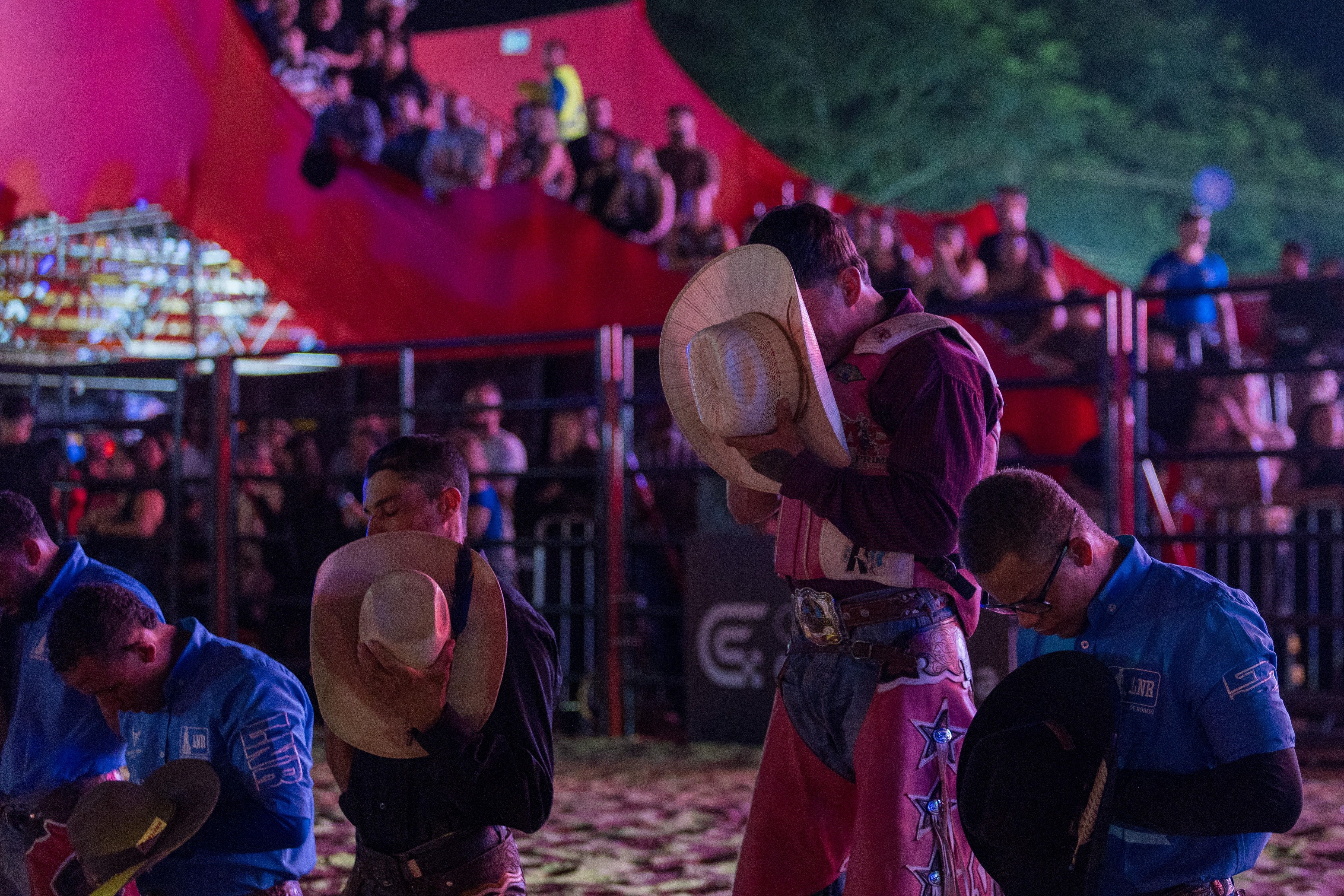 Abertura do Limeira Rodeo Music: bandeiras ao vento, carro com Nossa Senhora Aparecida e pedido de proteção aos peões. Reprodução: G1