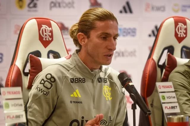 Danilo elogia atitude de Filipe Luís nos treinos