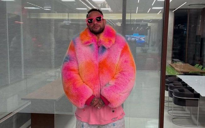 Neymar exibe look extravagante avaliado em mais de R$ 200 mil em festa. Legenda da imagem. Reprodução: Instagram