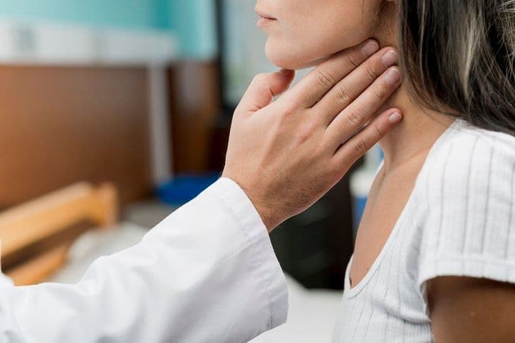 Mulheres dominam a responsabilidade de acompanhar filhos em consultas médicas, refletindo desigualdade nas funções parentais. Reprodução: Globo