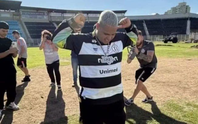 MC Ryan visita o estádio Barão da Serra Negra após acidente com Lamborghini. Reprodução: Esporte iG