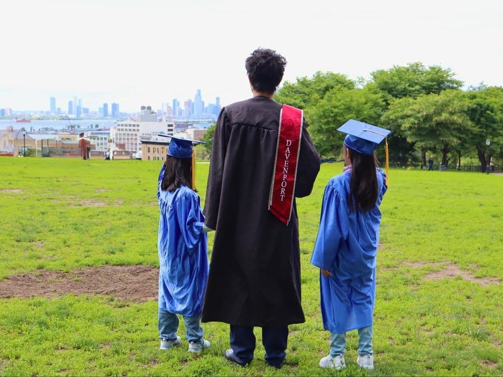 Brian Zhang celebra a graduação com suas jovens vizinhas, refletindo sobre a vida após Yale em Brooklyn. Reprodução: Business Insider