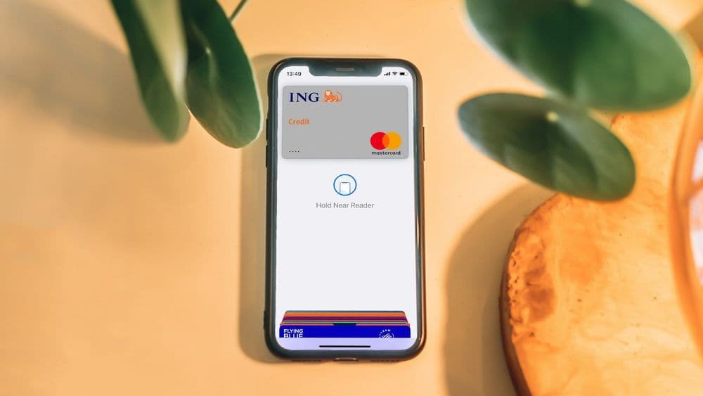 Celular exibe cartão virtual, uma opção segura para compras online. Reprodução: Tecnoblog