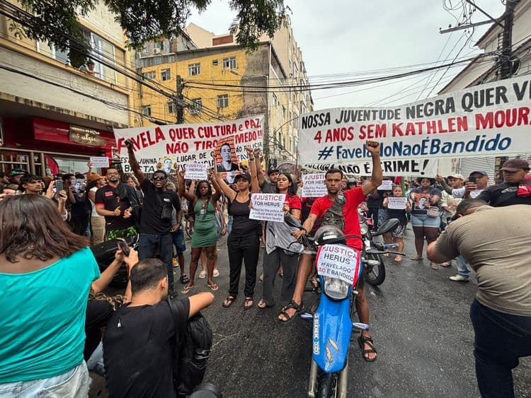 Reflexão sobre o Dia dos Namorados, em meio à operação policial no Morro do Santo Amaro. Reprodução: Globo
