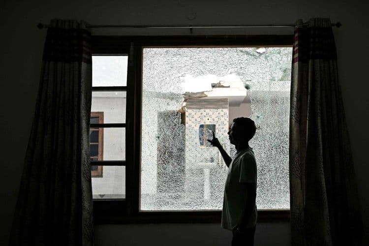 Homem mostra janela quebrada após explosões em Srinagar, violação do cessar-fogo entre Índia e Paquistão. Reprodução: Globo