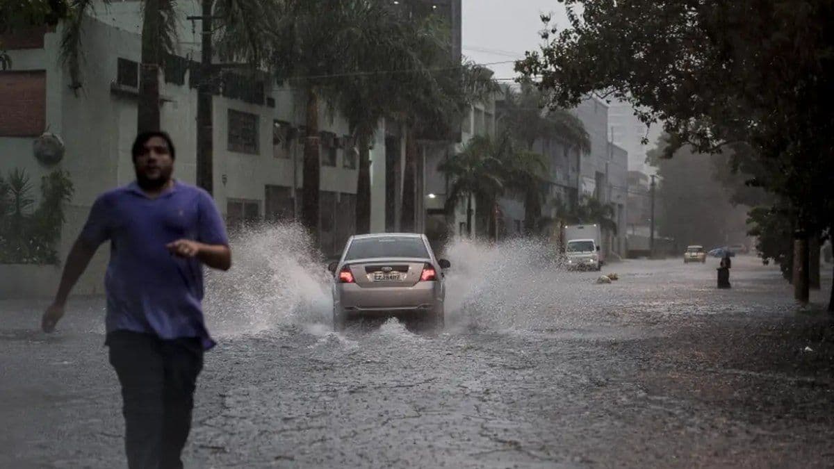 Itaquera enfrenta risco elevado de deslizamentos e quedas de árvores devido ao solo encharcado. Reprodução: iG