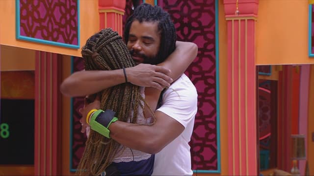 Diogo Almeida e Aline compartilham carinho após primeiro beijo