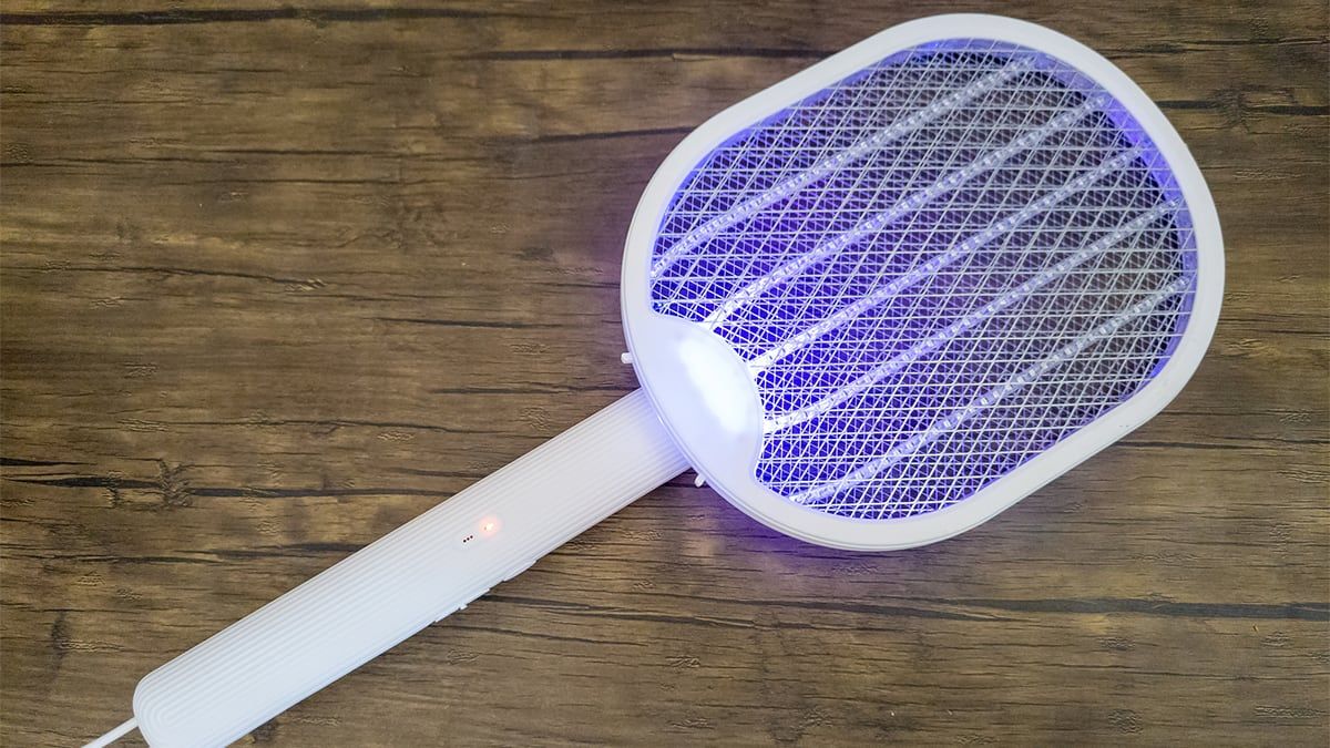 Matamoscas elétrico dobrável para manter a casa livre de moscas.. Reprodução: Elpais