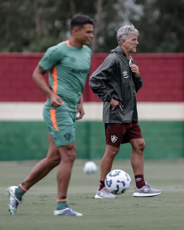 Treinador e ídolo tricolor retorna ao clube e reencontra zagueiro. Reprodução: Globo