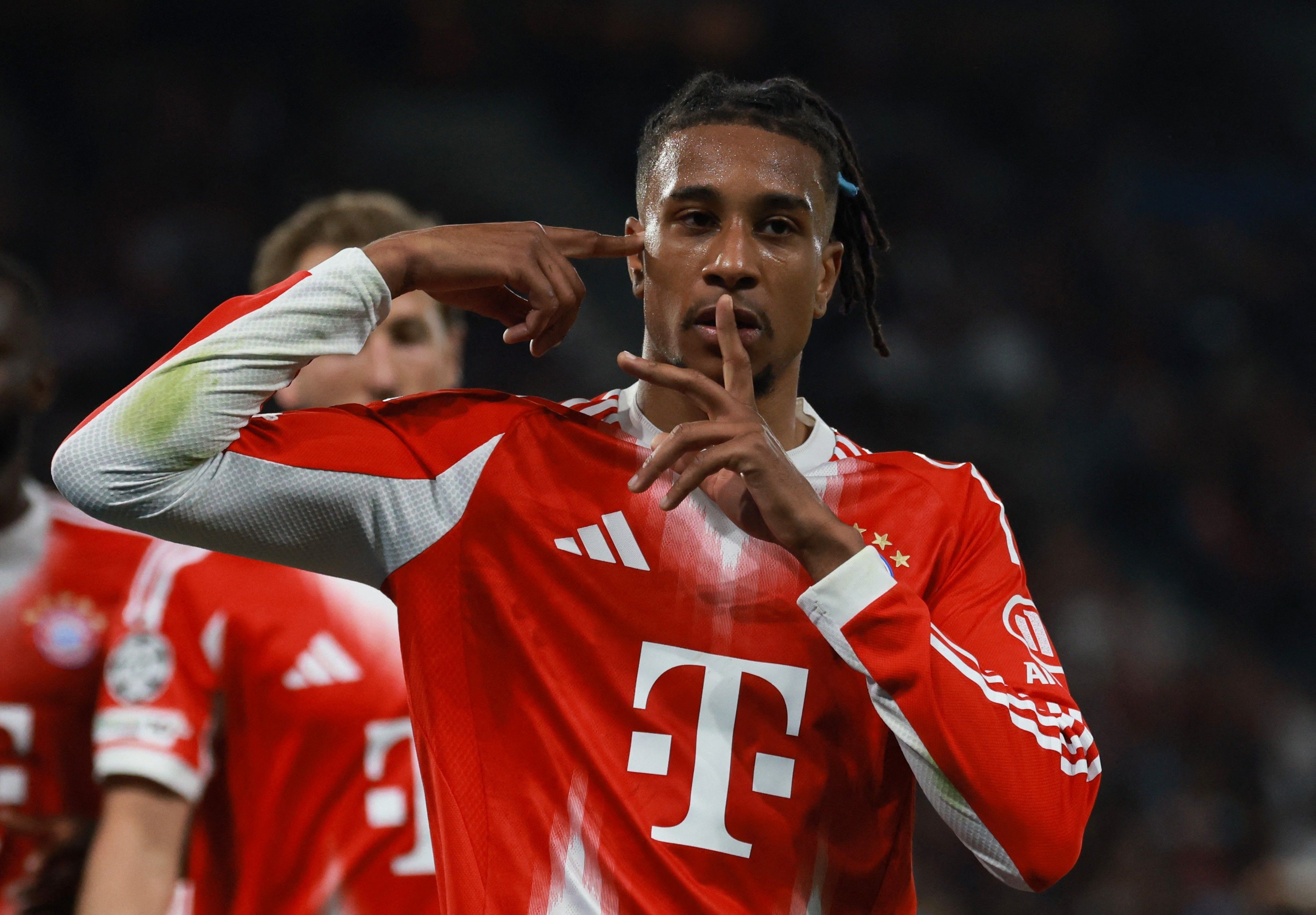 Entenda por que jogadores do Bayern usam esparadrapos nas orelhas. Fonte: Globo Esporte