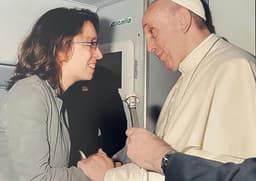 Papa Francisco embarca em seu primeiro voo internacional rumo ao Rio de Janeiro. Legenda da imagem. Reprodução: Globo