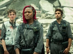 Soldados enfrentam o caos após a queda de uma nave em 'Alien: Earth'. Reprodução: Business Insider