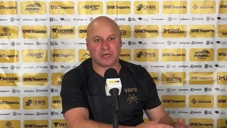 Rogério Corrêa critica jornalistas e discute salários dos jogadores do Volta Redonda. Reprodução: Globo