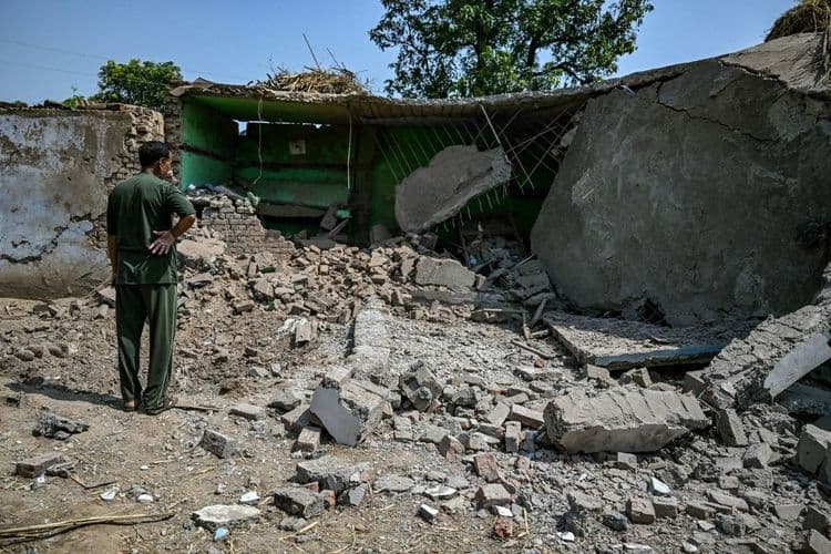 Janela estilhaçada de casa em Arnia após bombardeio antes do cessar-fogo entre Índia e Paquistão. Reprodução: Globo