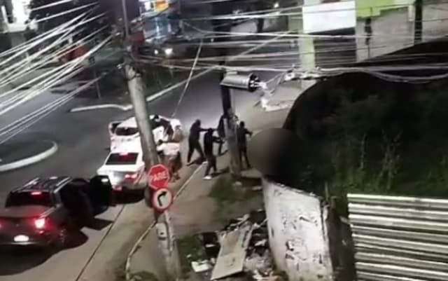 Adolescente é morto a tiros por grupo encapuzado na Bahia. Reprodução: G1