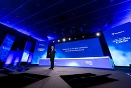 Marc Murtra apresenta o Plano Estratégico 2026-2030 em Madrid, em meio à notícia de ERTE na Telefónica. Legenda da imagem. Reprodução: Retorno do item 11