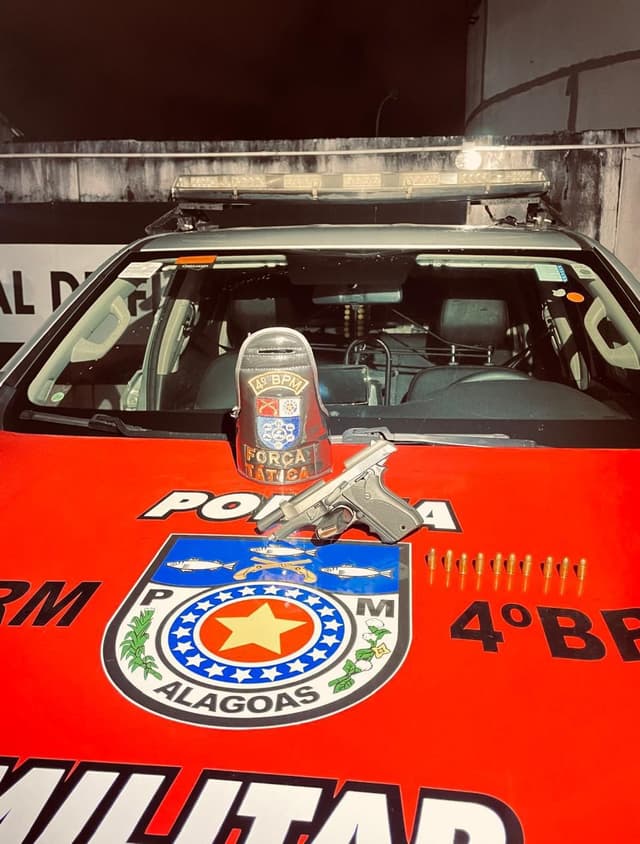 Arma utilizada no assalto à hamburgueria é apreendida pela polícia em Maceió. Reprodução: Redação com Assessoria