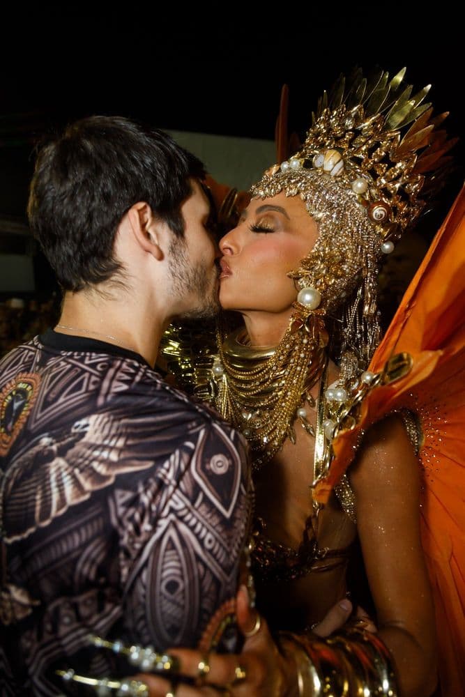 Nicolas Prattes apoia Sabrina Sato na Gaviões da Fiel