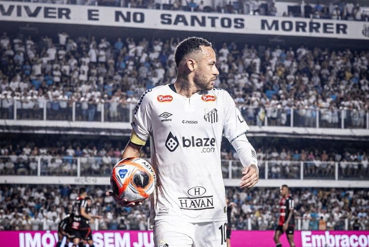 Neymar retorna ao Santos e quase marca golaço