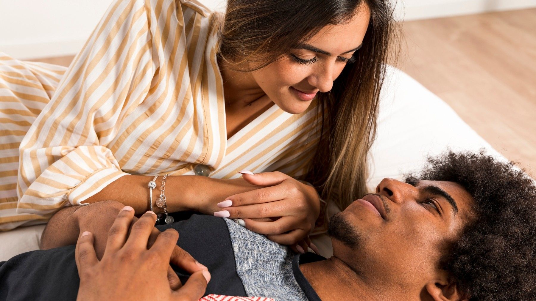 [Casal interracial em casa simboliza foco de solteiros em relacionamento sério em 2026]. Reprodução: Oglobo