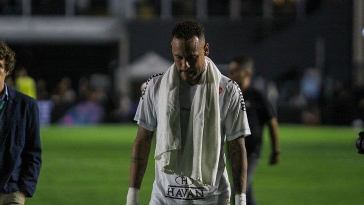 Neymar deixa o campo lesionado durante partida entre Santos e Atlético-MG. Reprodução: ESPN Brasil