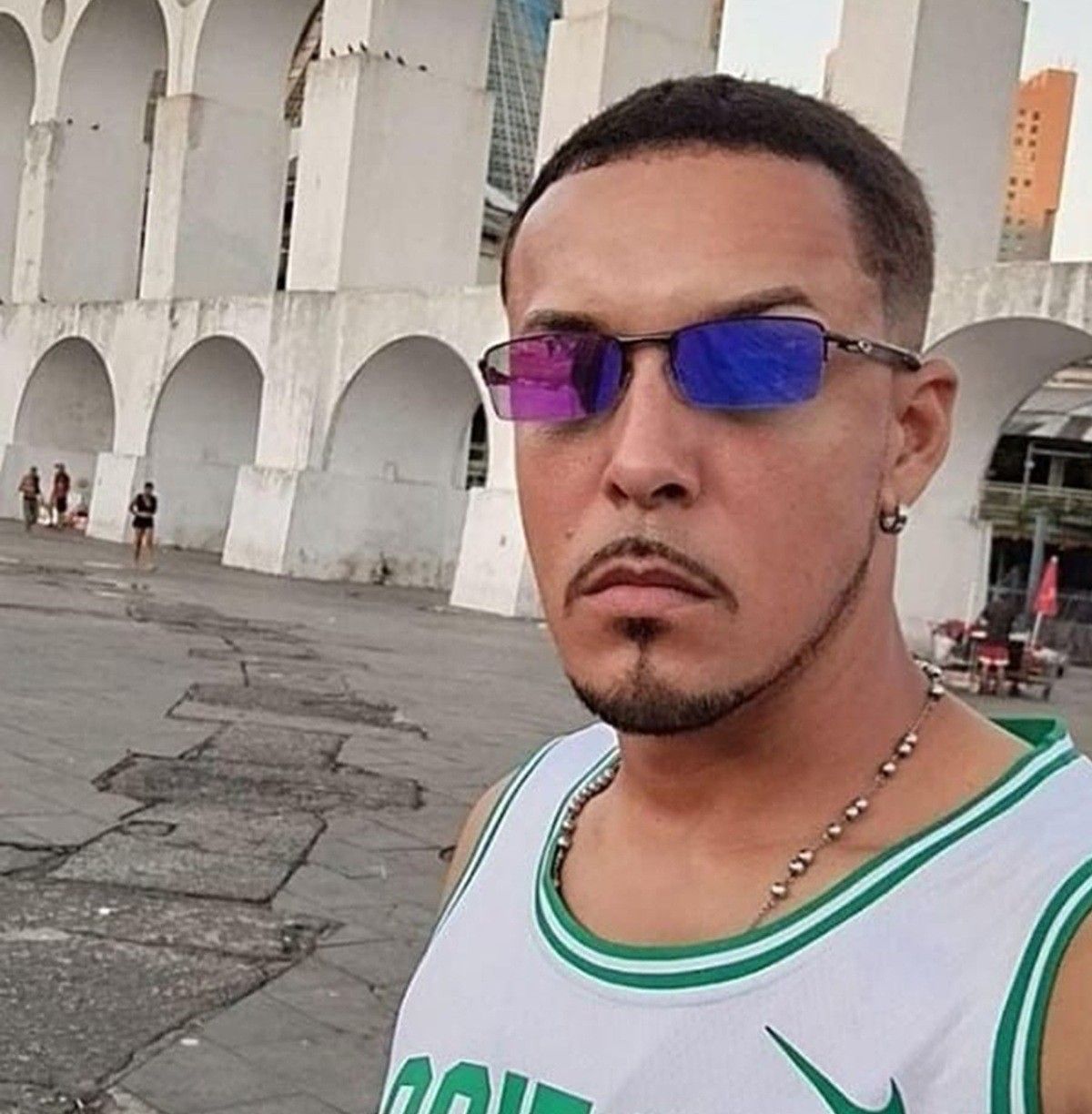 Motociclista morre após carro tentar cruzar a RJ-106, em Araruama