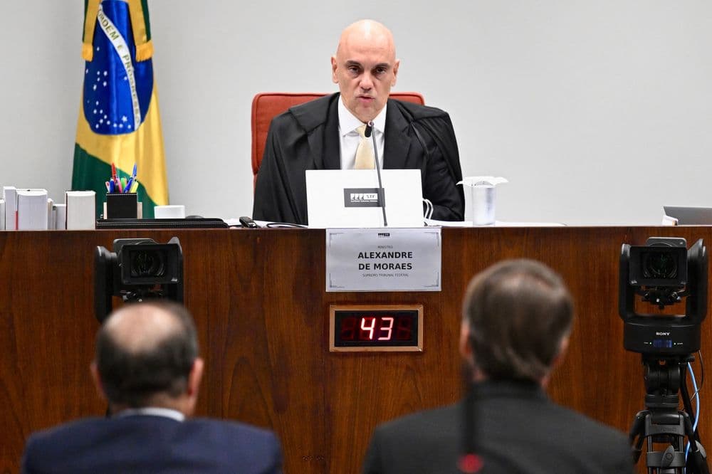 Jair Bolsonaro e seu advogado durante depoimento no processo da tentativa de golpe. Reprodução: Globo