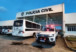 Torcedores do Botafogo são detidos após confronto com a PM em João Pessoa. Reprodução: Globo