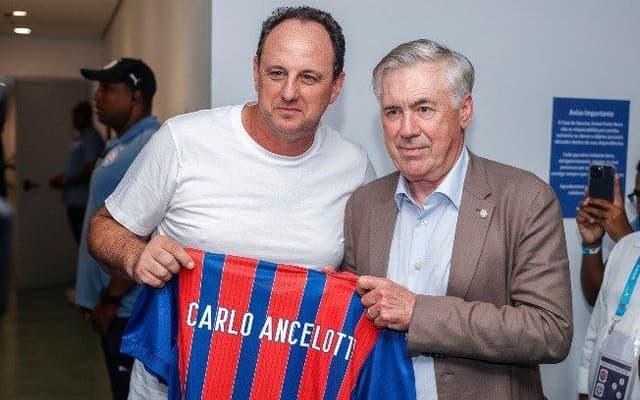 Carlo Ancelotti recebe camisa do Bahia durante visita ao Brasil.; Reprodução: iG Esporte