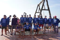 Pescadores realizam o recolhimento de algas na Lagoa de Araruama em ação ambiental. Reprodução: Globo