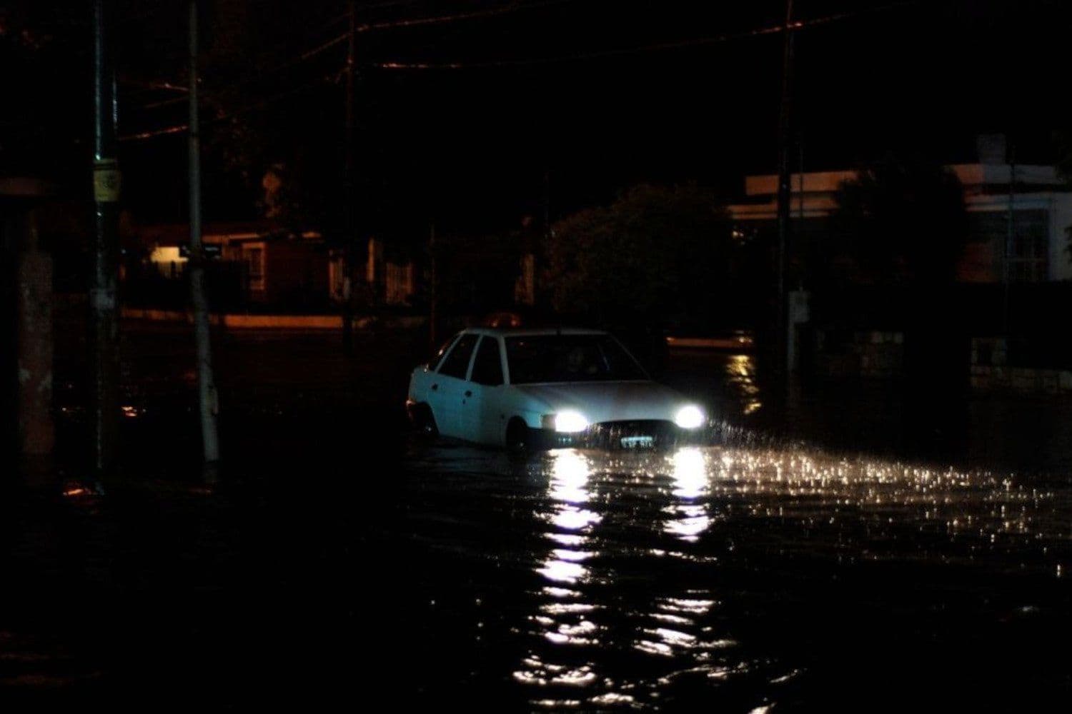Inundações noturnas em áreas urbanas afetam a vida da população. Reprodução: Gizmodo.