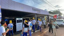 Alunos de escolas públicas visitam o estande da Fundação Rede Amazônica na Expofeira, discutindo sustentabilidade e tecnologia em Boa Vista. Reprodução: Retorno do item 11