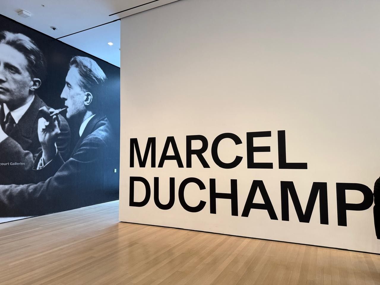 Exposição dedicada a Marcel Duchamp, destacando sua influência na arte moderna.