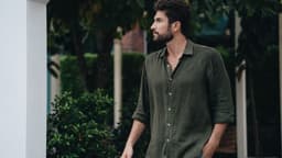 Camisas de lino: a escolha perfeita para o verão; Legenda da imagem. Reprodução: EL PAÍS